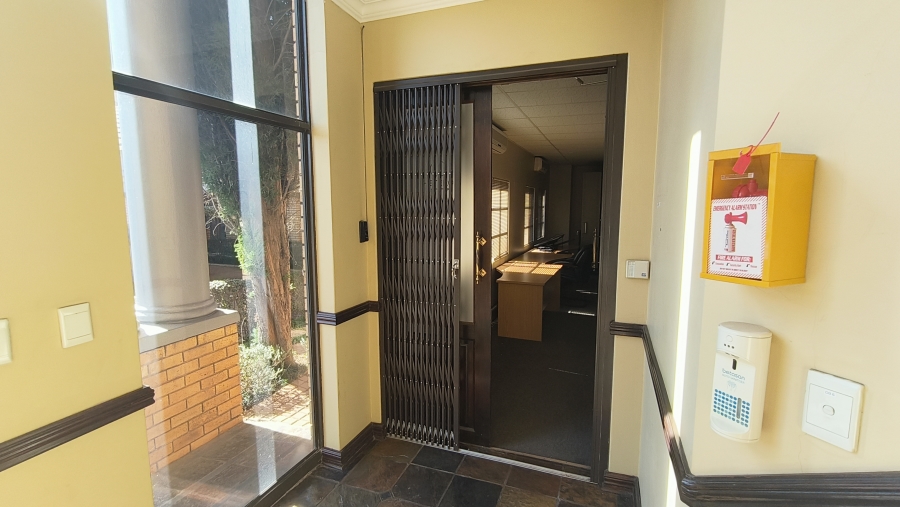 To Let Commercial Property for Rent in Die Hoewes Gauteng