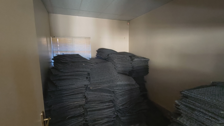 To Let Commercial Property for Rent in Die Hoewes Gauteng
