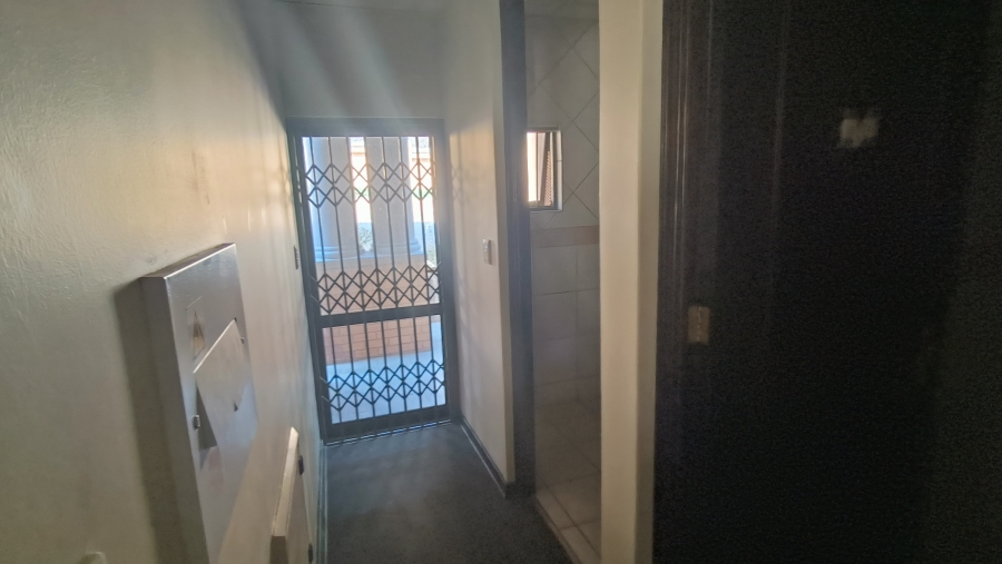 To Let Commercial Property for Rent in Die Hoewes Gauteng