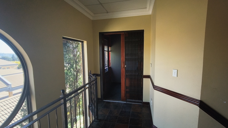 To Let Commercial Property for Rent in Die Hoewes Gauteng