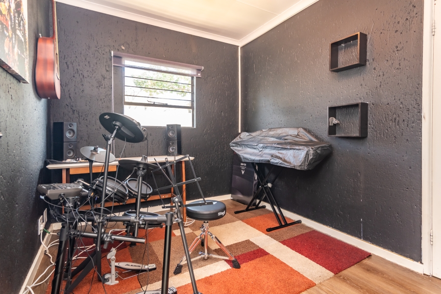 4 Bedroom Property for Sale in Magaliessig Gauteng