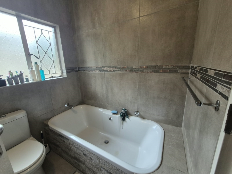 3 Bedroom Property for Sale in Mulbarton Gauteng