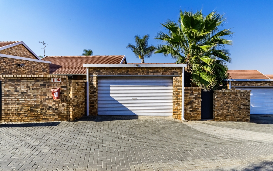 2 Bedroom Property for Sale in Die Hoewes Gauteng