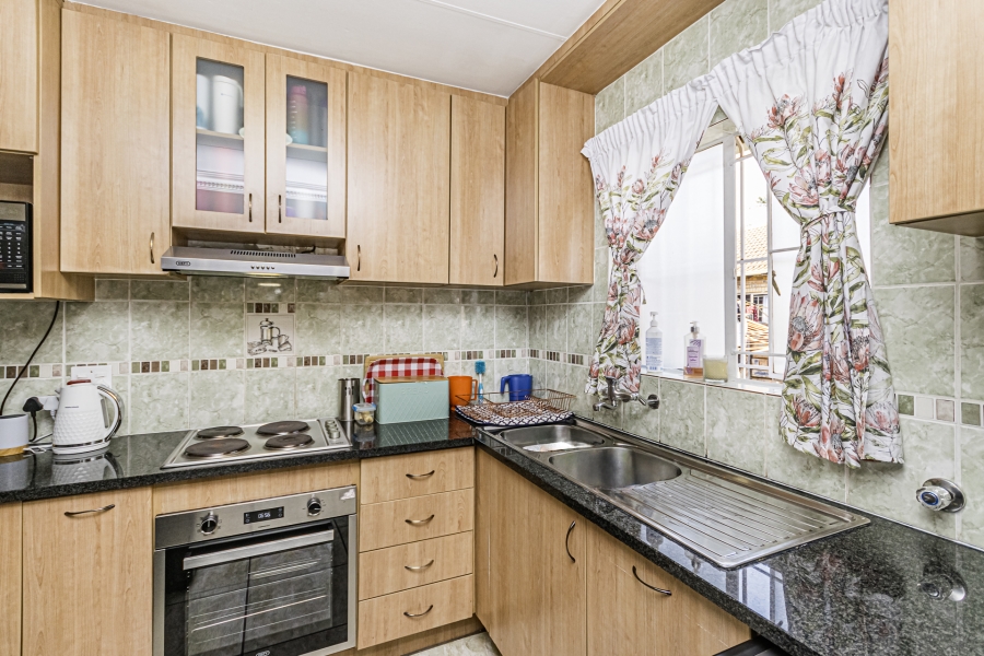 2 Bedroom Property for Sale in Die Hoewes Gauteng