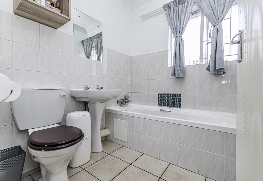 2 Bedroom Property for Sale in Die Hoewes Gauteng