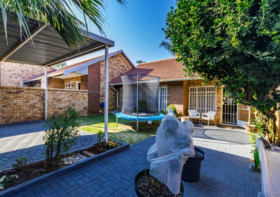 2 Bedroom Property for Sale in Die Hoewes Gauteng
