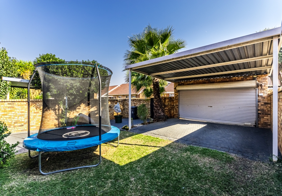 2 Bedroom Property for Sale in Die Hoewes Gauteng
