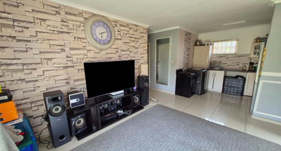2 Bedroom Property for Sale in Cloverdene Gauteng