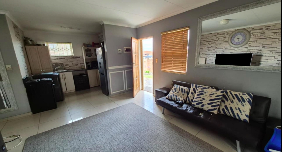2 Bedroom Property for Sale in Cloverdene Gauteng