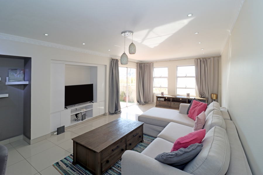 2 Bedroom Property for Sale in Birdhaven Gauteng