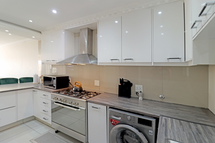 2 Bedroom Property for Sale in Birdhaven Gauteng