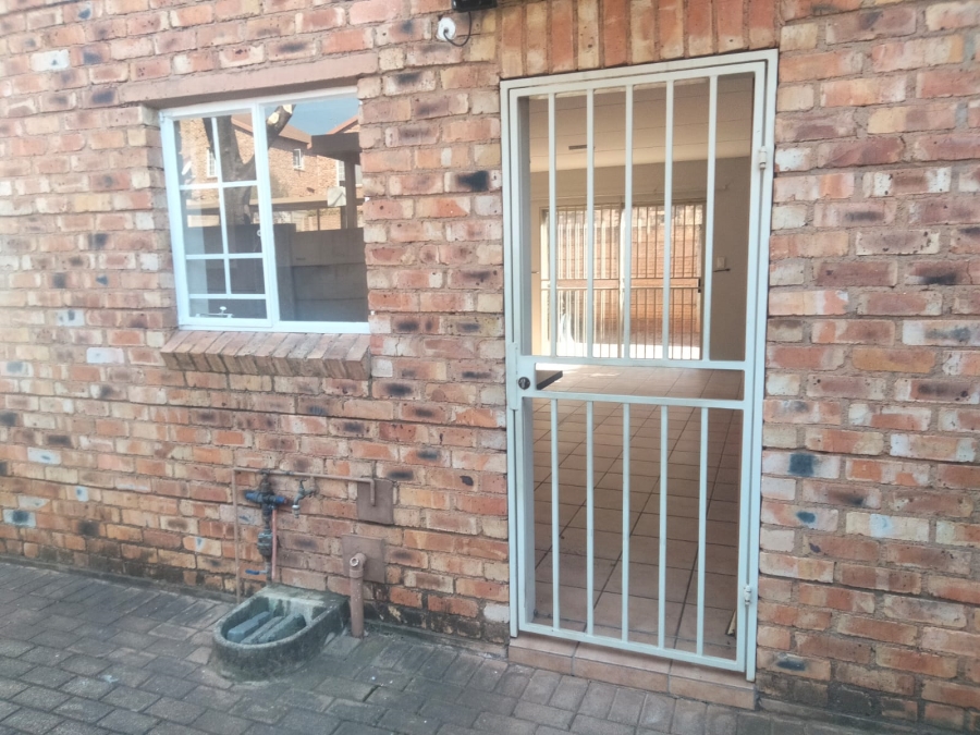2 Bedroom Property for Sale in Sonneglans Gauteng