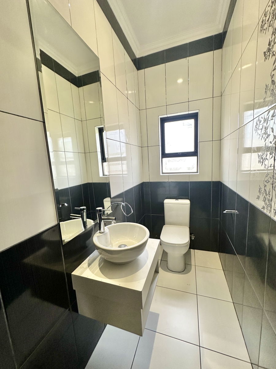 To Let 5 Bedroom Property for Rent in Blue Valley Golf Estate Gauteng