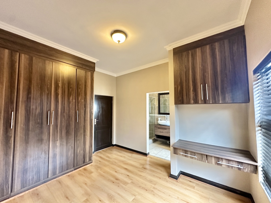 To Let 5 Bedroom Property for Rent in Blue Valley Golf Estate Gauteng