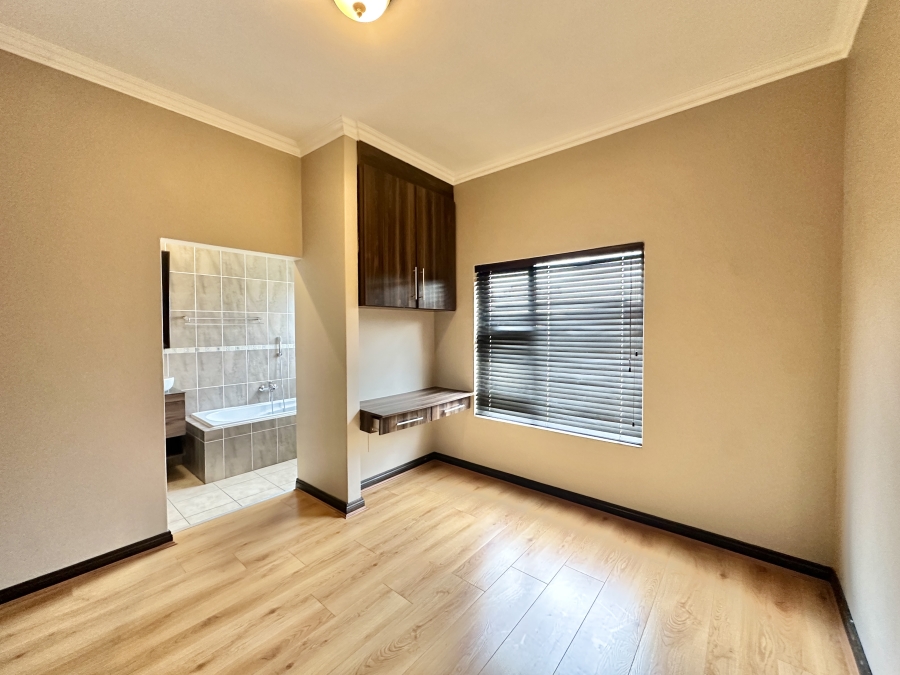 To Let 5 Bedroom Property for Rent in Blue Valley Golf Estate Gauteng