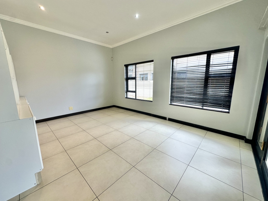 To Let 5 Bedroom Property for Rent in Blue Valley Golf Estate Gauteng