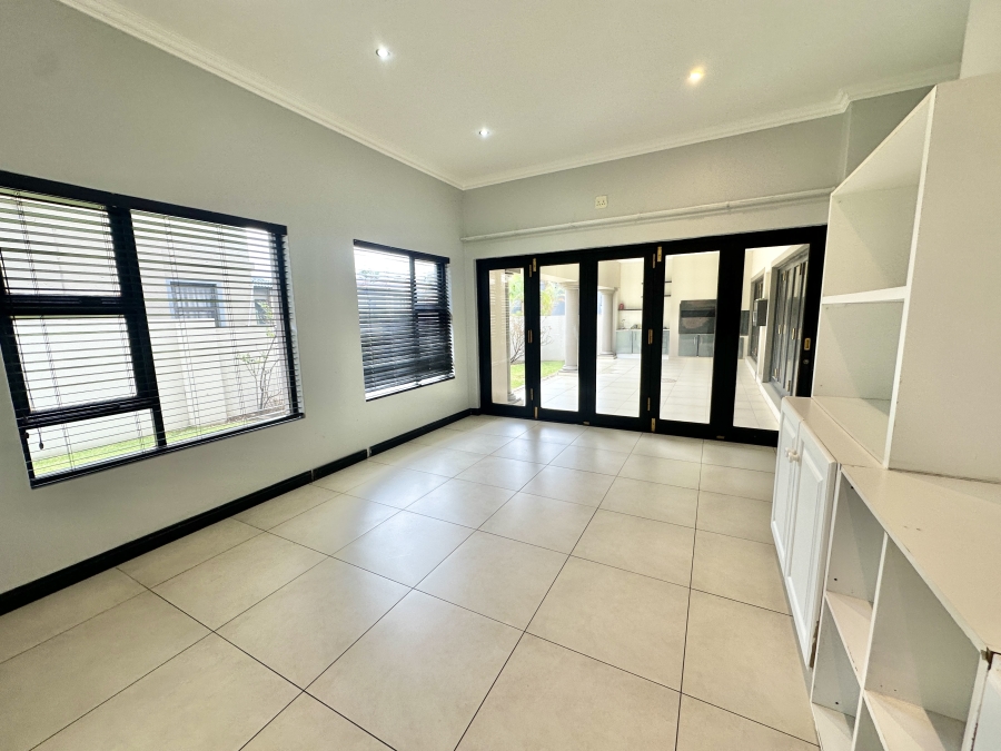 To Let 5 Bedroom Property for Rent in Blue Valley Golf Estate Gauteng