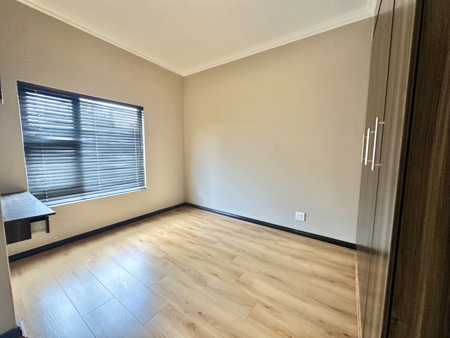 To Let 5 Bedroom Property for Rent in Blue Valley Golf Estate Gauteng