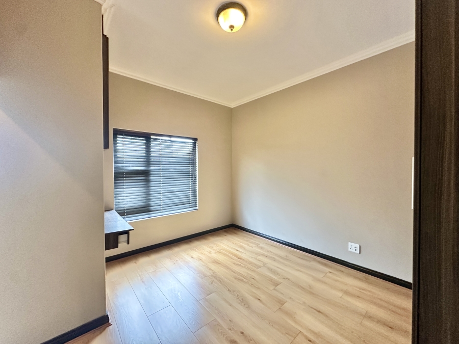 To Let 5 Bedroom Property for Rent in Blue Valley Golf Estate Gauteng