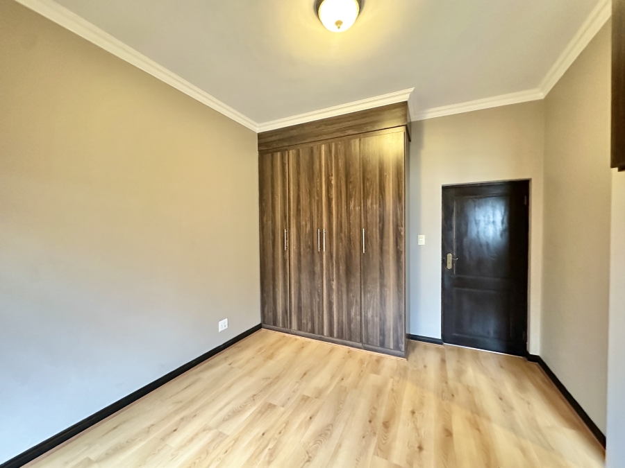 To Let 5 Bedroom Property for Rent in Blue Valley Golf Estate Gauteng
