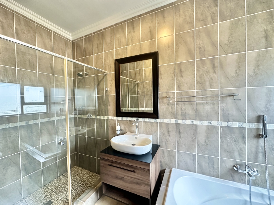 To Let 5 Bedroom Property for Rent in Blue Valley Golf Estate Gauteng