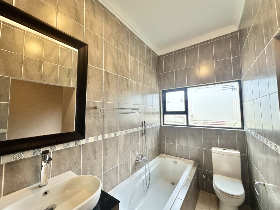 To Let 5 Bedroom Property for Rent in Blue Valley Golf Estate Gauteng