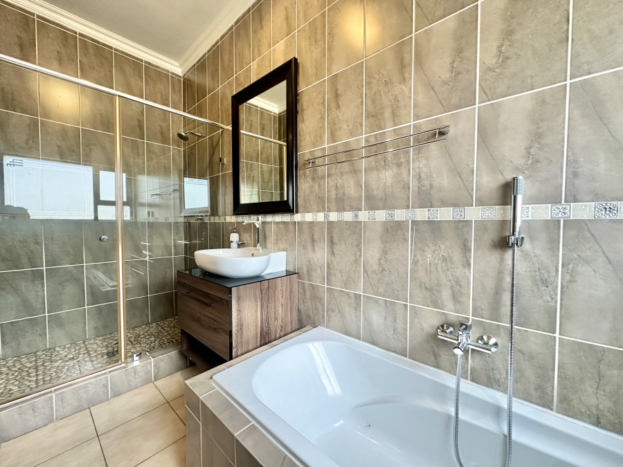 To Let 5 Bedroom Property for Rent in Blue Valley Golf Estate Gauteng