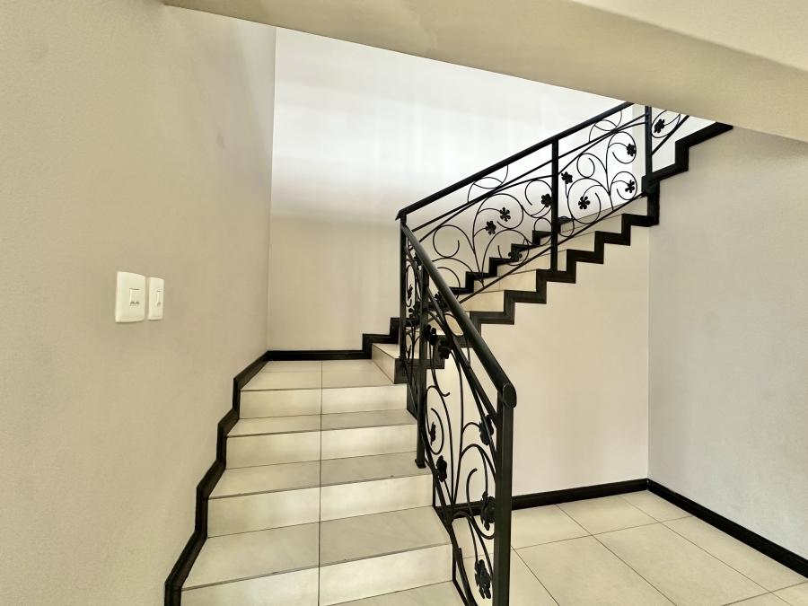To Let 5 Bedroom Property for Rent in Blue Valley Golf Estate Gauteng