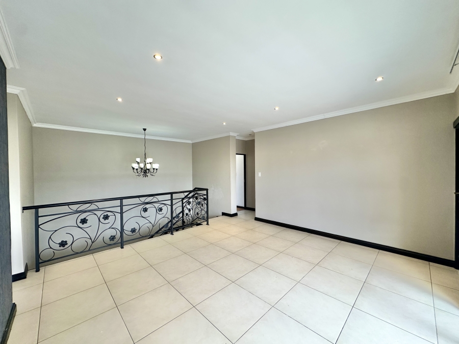 To Let 5 Bedroom Property for Rent in Blue Valley Golf Estate Gauteng