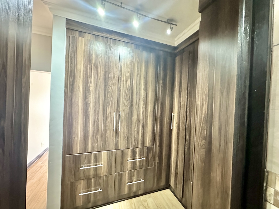 To Let 5 Bedroom Property for Rent in Blue Valley Golf Estate Gauteng