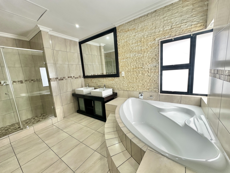 To Let 5 Bedroom Property for Rent in Blue Valley Golf Estate Gauteng