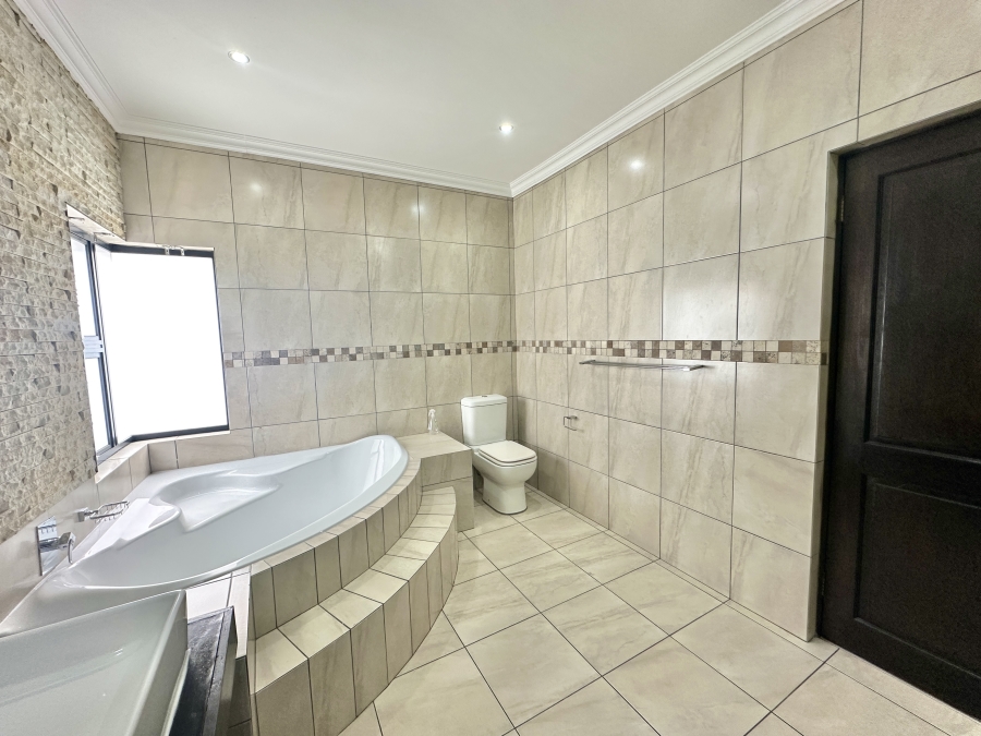 To Let 5 Bedroom Property for Rent in Blue Valley Golf Estate Gauteng