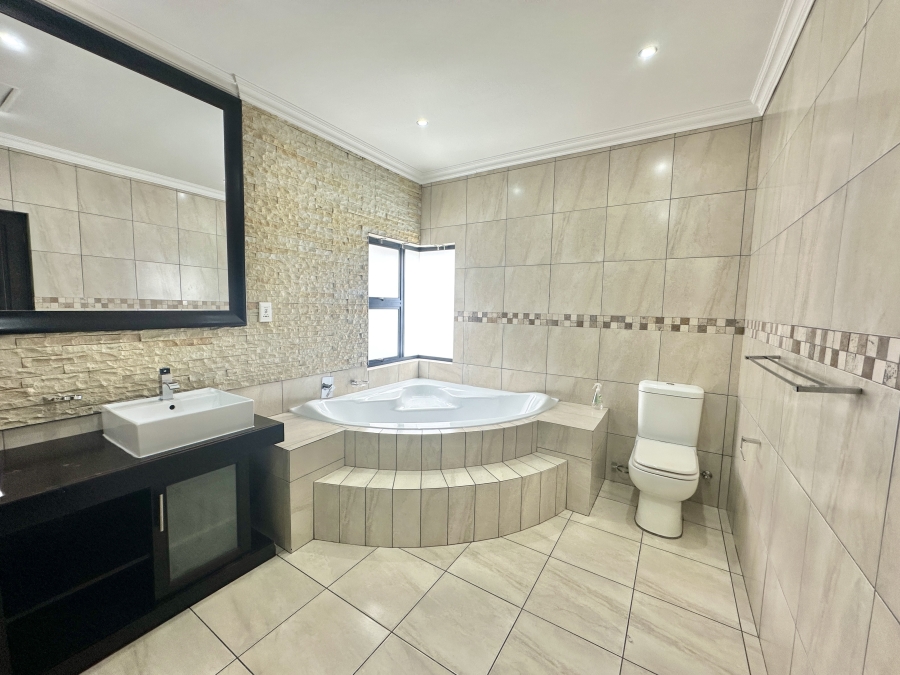 To Let 5 Bedroom Property for Rent in Blue Valley Golf Estate Gauteng