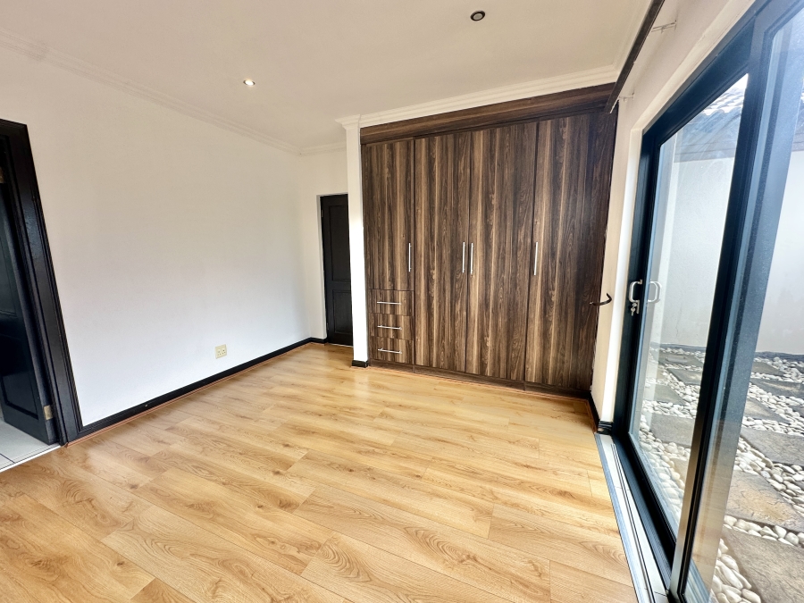 To Let 5 Bedroom Property for Rent in Blue Valley Golf Estate Gauteng