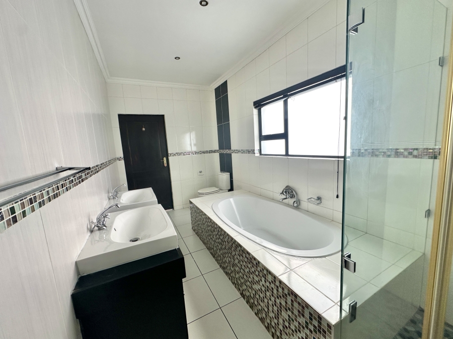 To Let 5 Bedroom Property for Rent in Blue Valley Golf Estate Gauteng