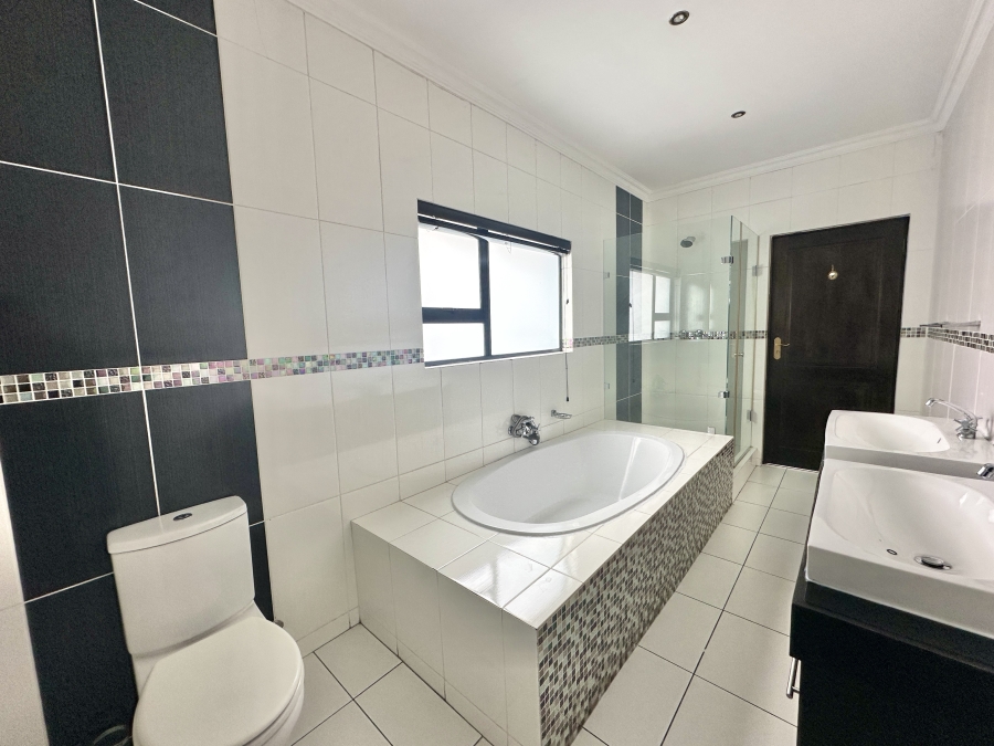 To Let 5 Bedroom Property for Rent in Blue Valley Golf Estate Gauteng