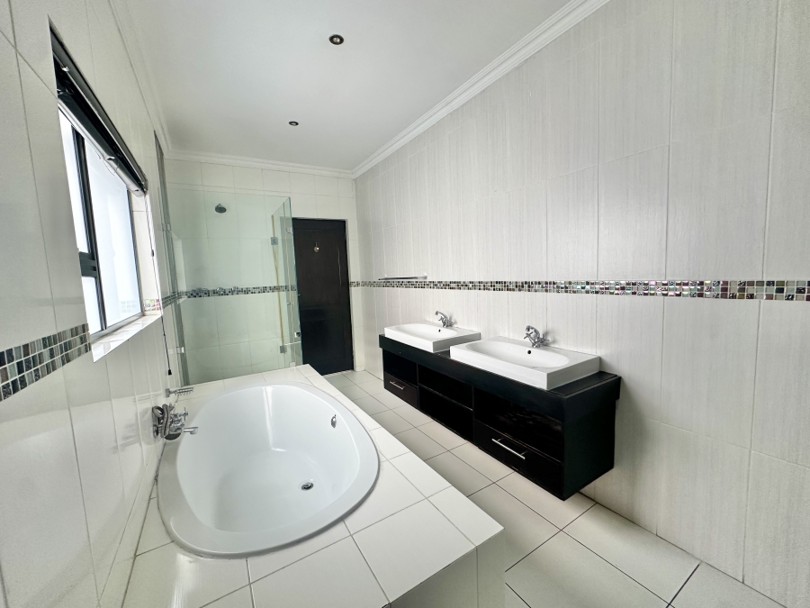 To Let 5 Bedroom Property for Rent in Blue Valley Golf Estate Gauteng