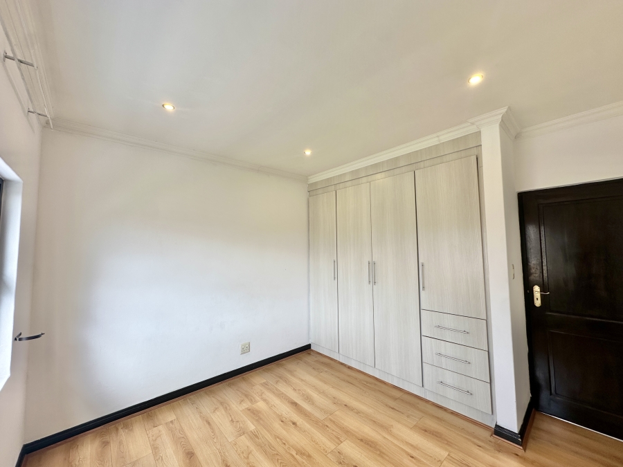 To Let 5 Bedroom Property for Rent in Blue Valley Golf Estate Gauteng