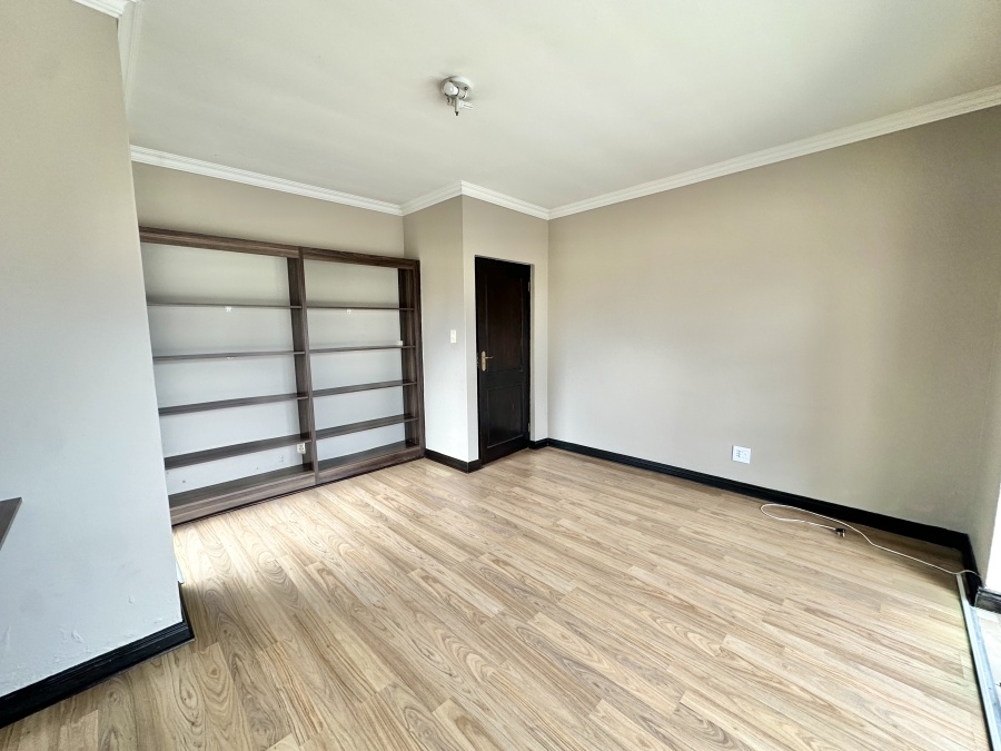 To Let 5 Bedroom Property for Rent in Blue Valley Golf Estate Gauteng