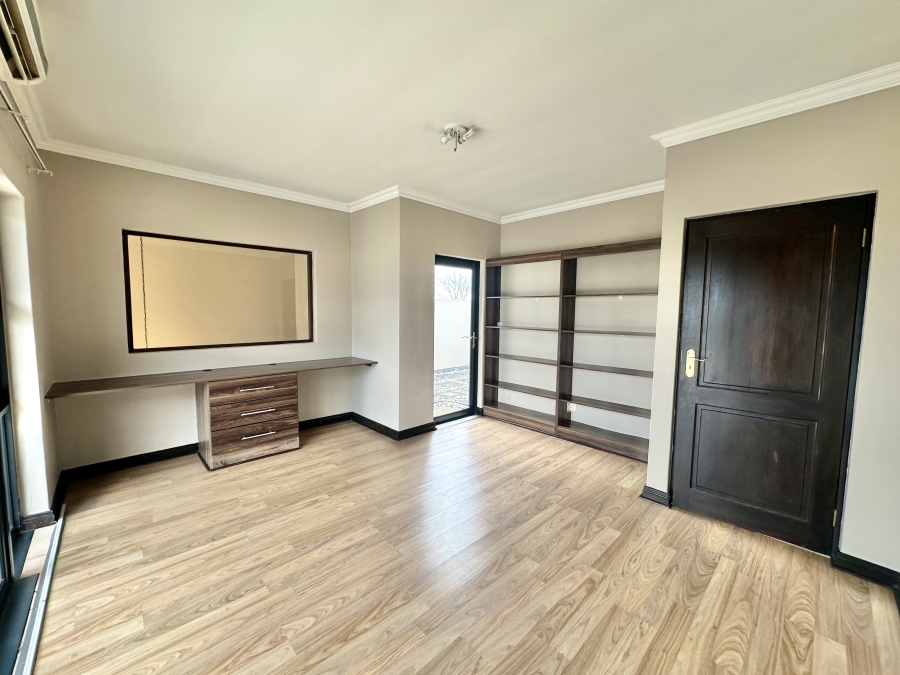 To Let 5 Bedroom Property for Rent in Blue Valley Golf Estate Gauteng