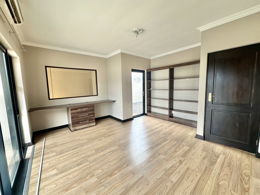 To Let 5 Bedroom Property for Rent in Blue Valley Golf Estate Gauteng