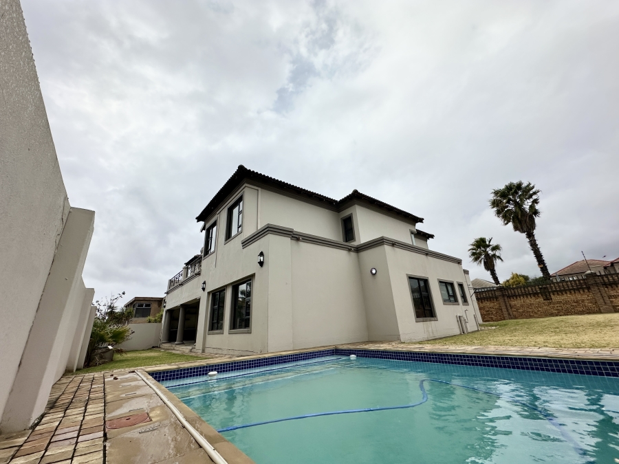 To Let 5 Bedroom Property for Rent in Blue Valley Golf Estate Gauteng