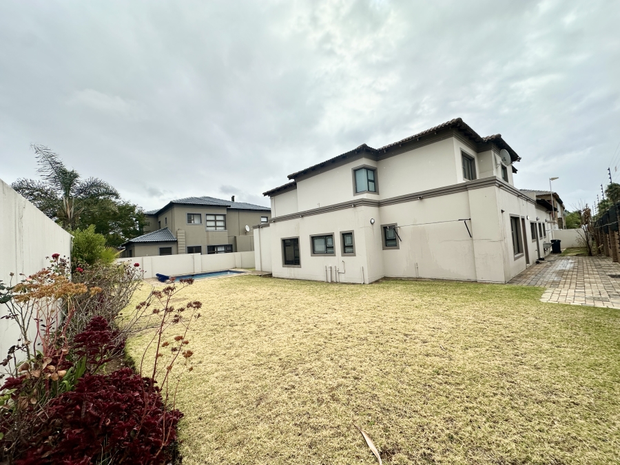 To Let 5 Bedroom Property for Rent in Blue Valley Golf Estate Gauteng