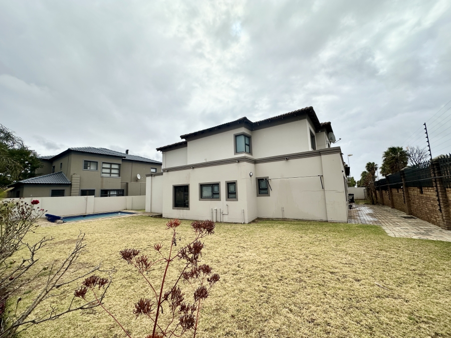 To Let 5 Bedroom Property for Rent in Blue Valley Golf Estate Gauteng