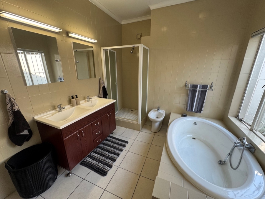 To Let 4 Bedroom Property for Rent in Parkmore Gauteng
