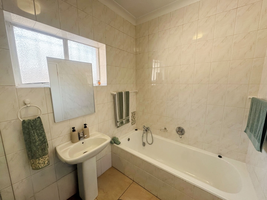 To Let 4 Bedroom Property for Rent in Parkmore Gauteng