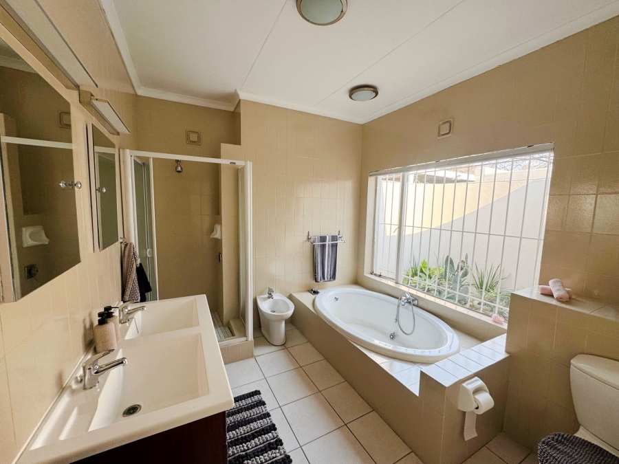 To Let 4 Bedroom Property for Rent in Parkmore Gauteng