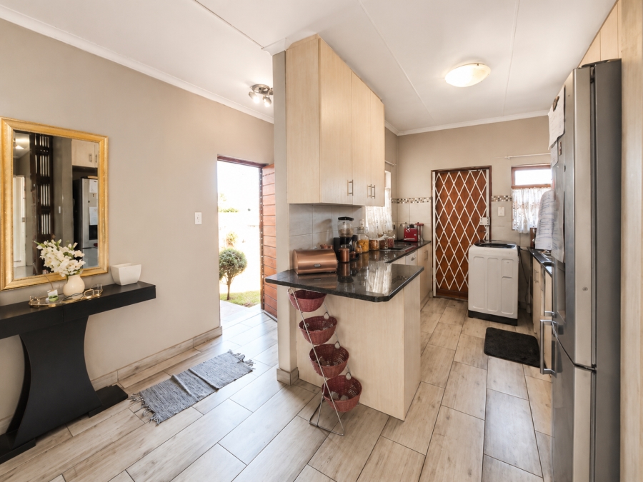 3 Bedroom Property for Sale in Die Hoewes Gauteng