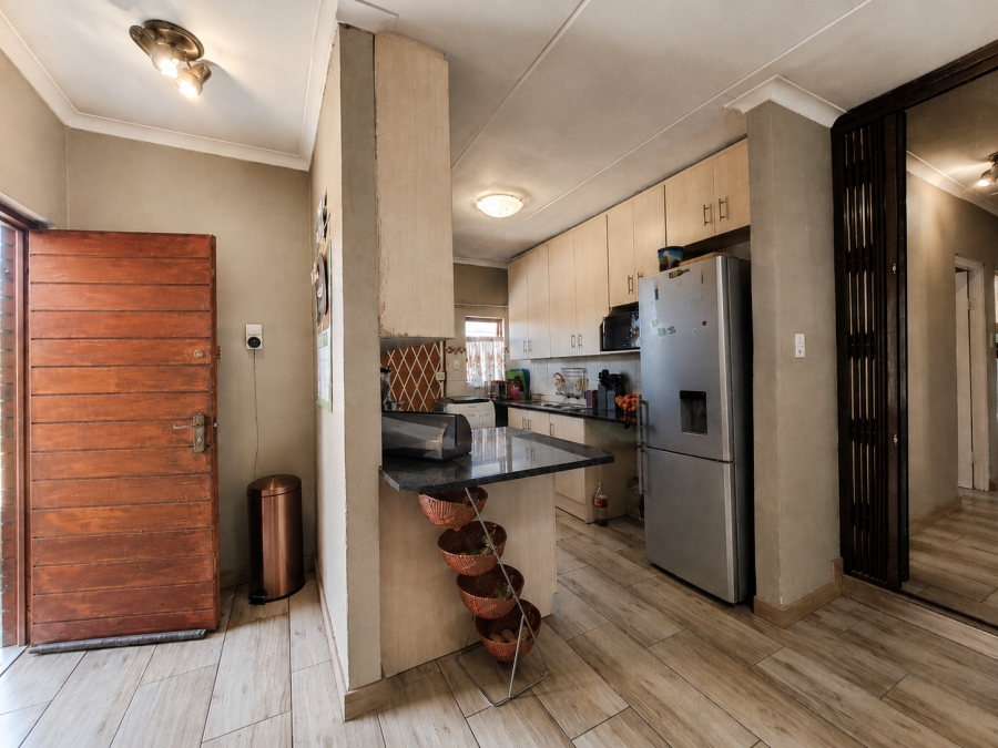 3 Bedroom Property for Sale in Die Hoewes Gauteng