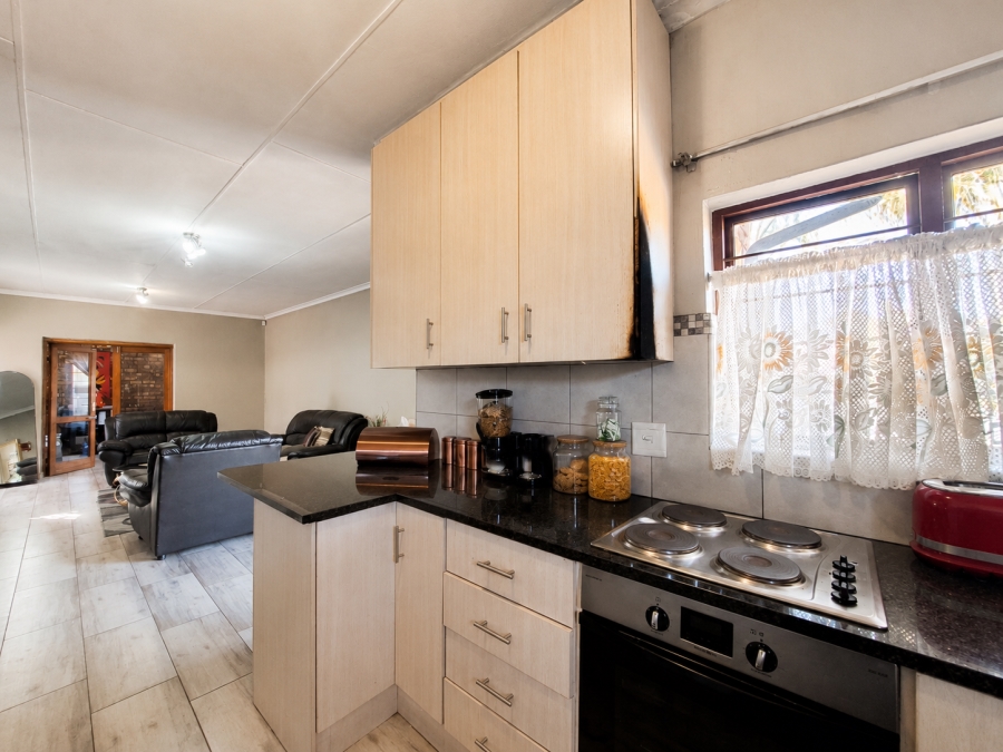 3 Bedroom Property for Sale in Die Hoewes Gauteng